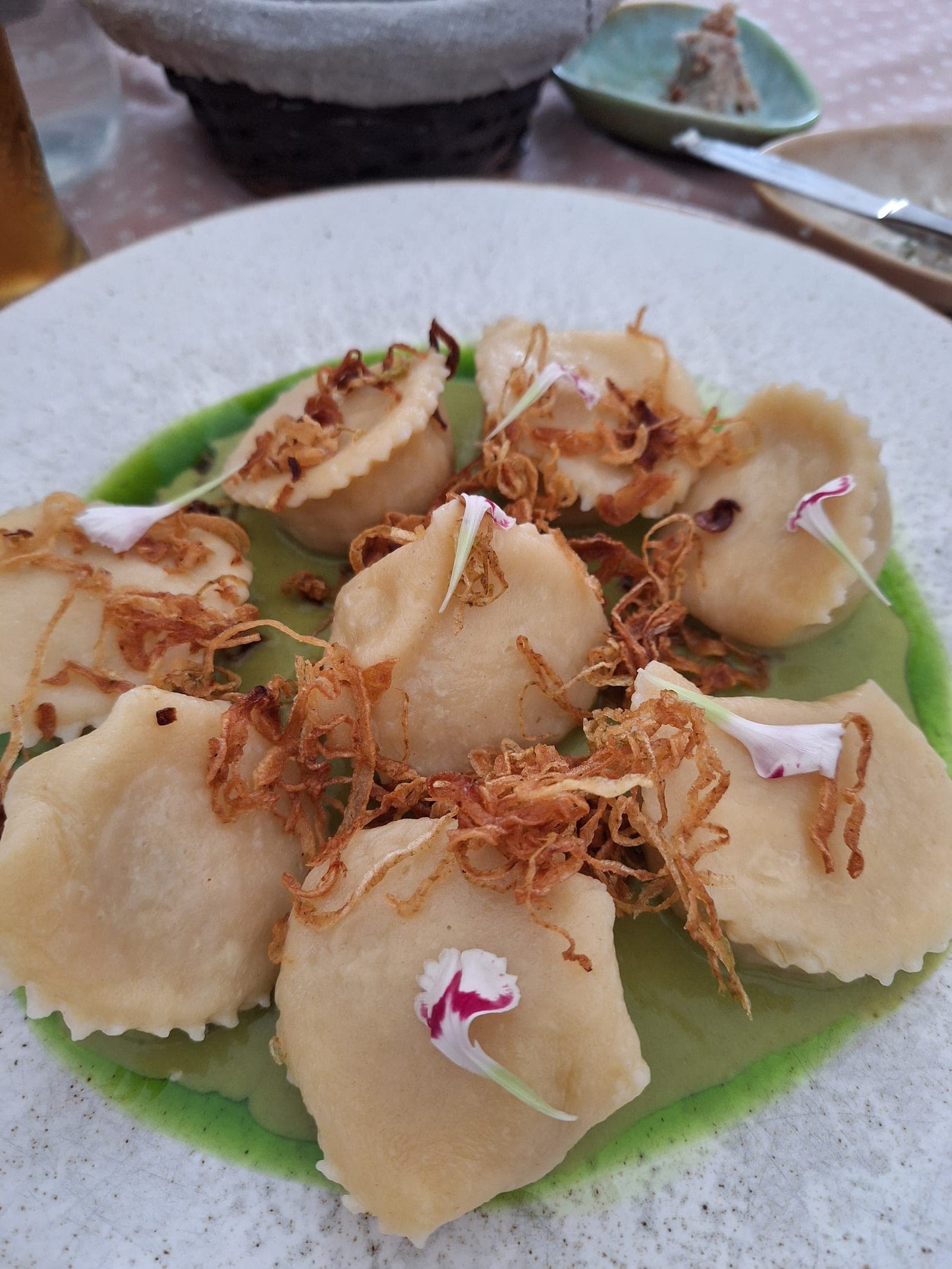 Pierogi z cebulką na talerzu