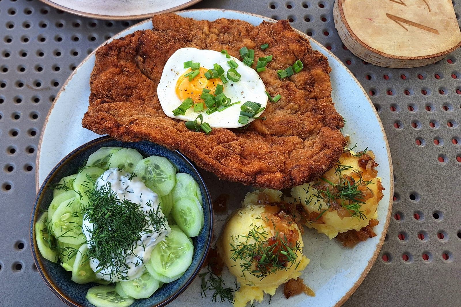 Kotlet schabowy z ziemniakami, jajkiem i mizerią